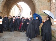 Casi un centenar de personas participa en el primer encuentro de capas en Villalpando